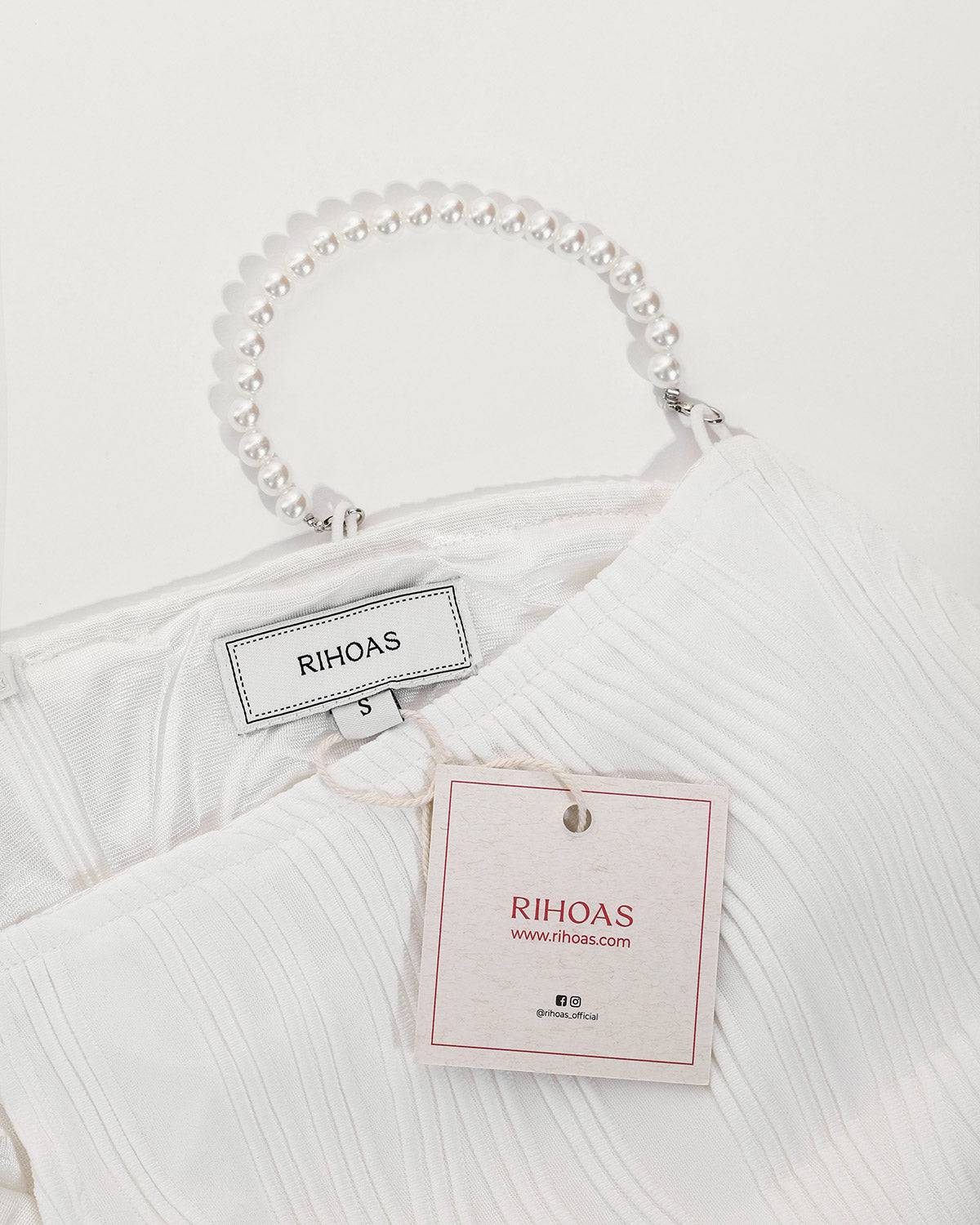 El vestido con tirantes finos y textura de ondas de agua
