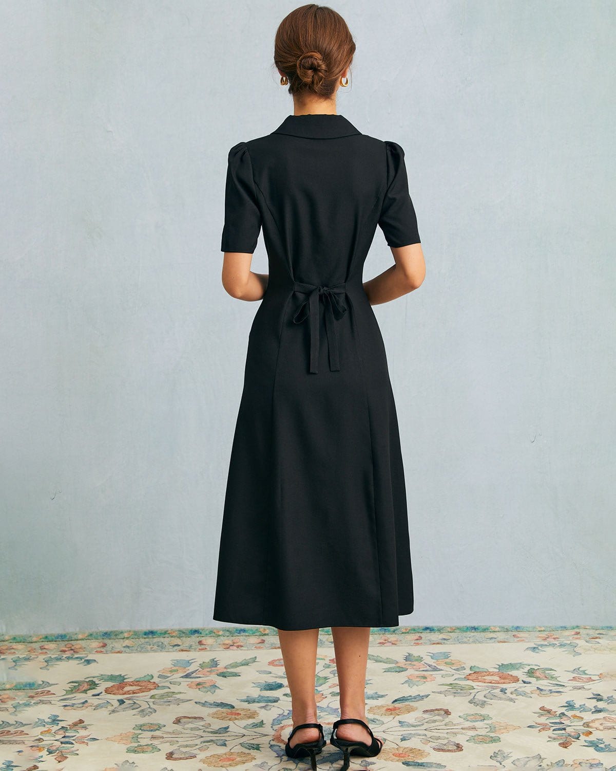 El vestido midi negro con escote en V, botones y mangas abullonadas