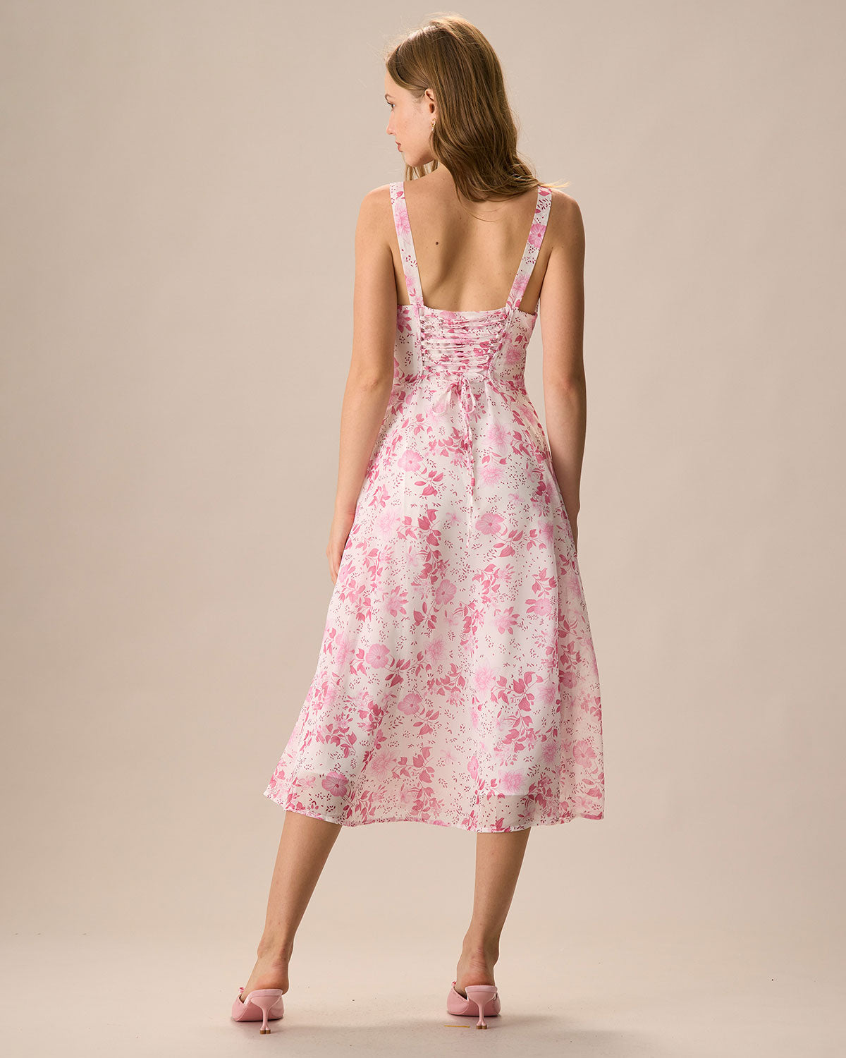 El vestido midi rosa con escote cuadrado, patrón floral y volantes