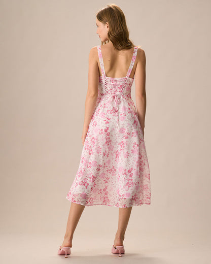 El vestido midi rosa con escote cuadrado, patrón floral y volantes