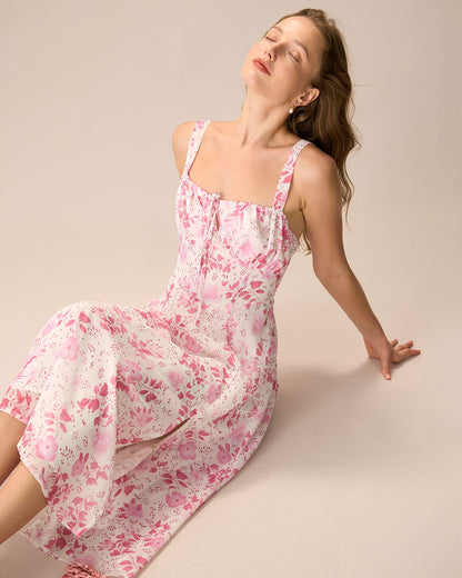 El vestido midi rosa con escote cuadrado, patrón floral y volantes