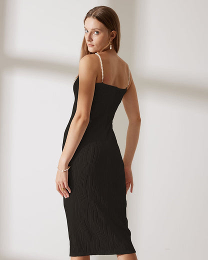 El vestido negro con tirantes finos y textura de ondas de agua