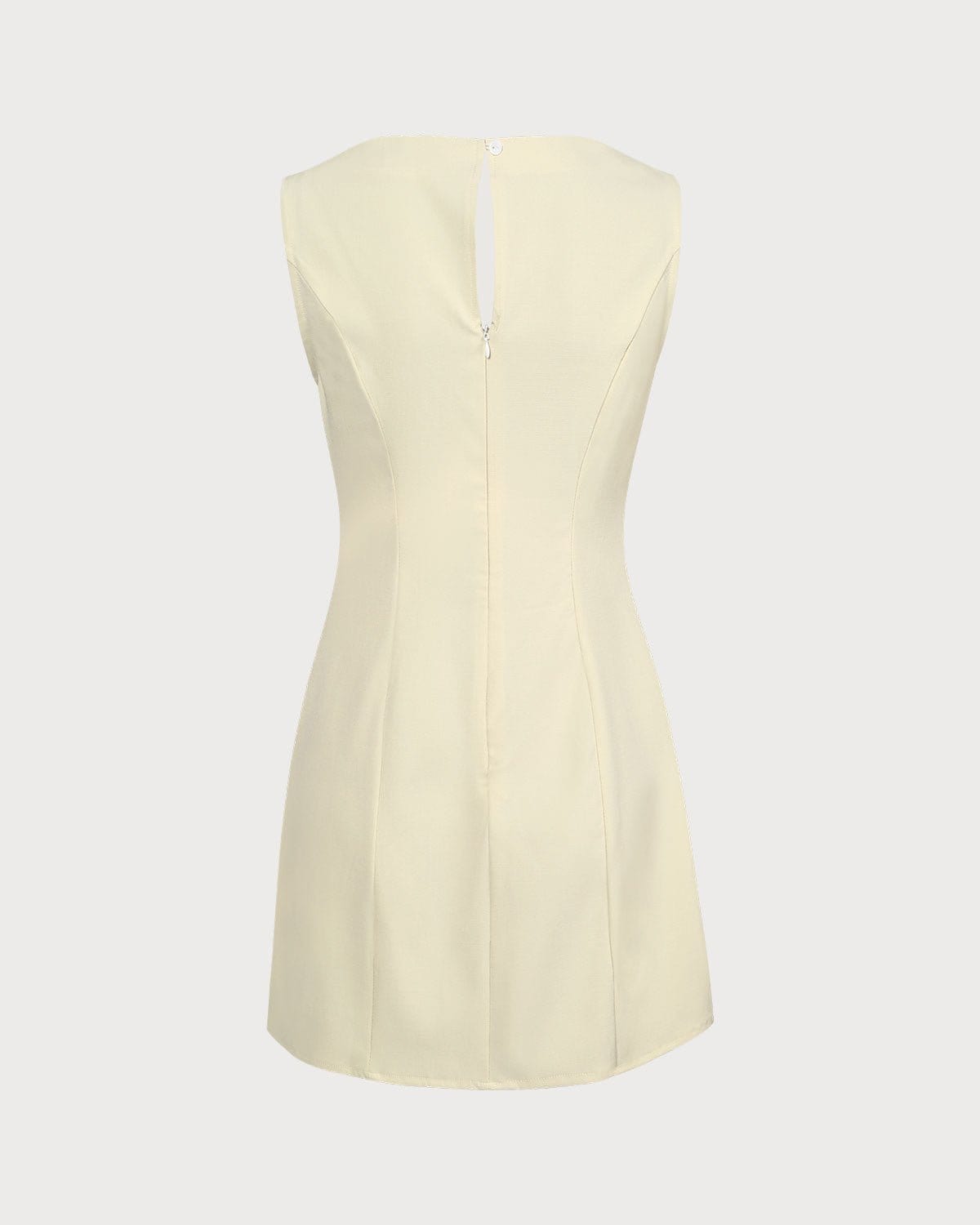 El vestido corto amarillo con escote tipo barco y recortes