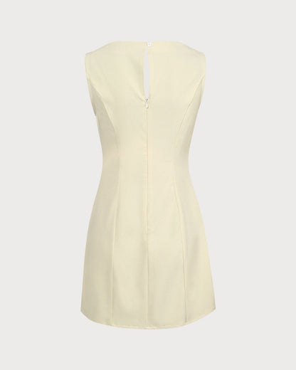 El vestido corto amarillo con escote tipo barco y recortes