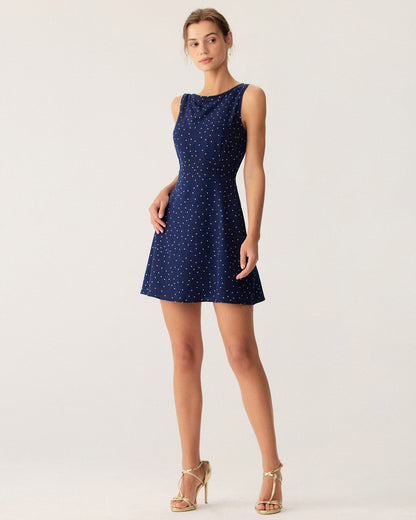 El vestido mini sin mangas de lunares azules con cut-out