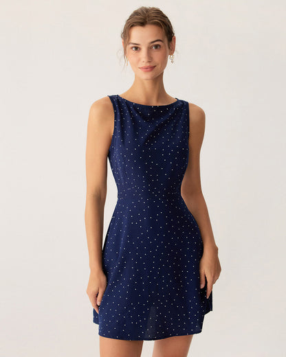 El vestido mini sin mangas de lunares azules con cut-out