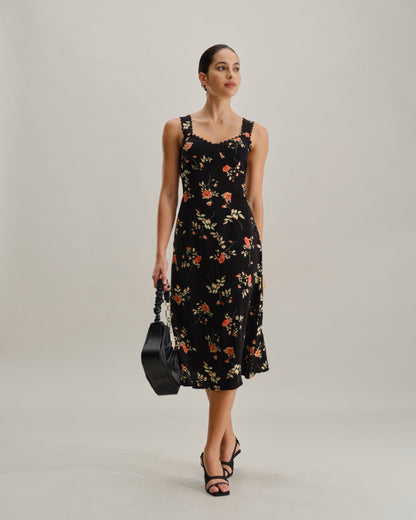 El vestido largo negro con flores, volantes y tirantes finos