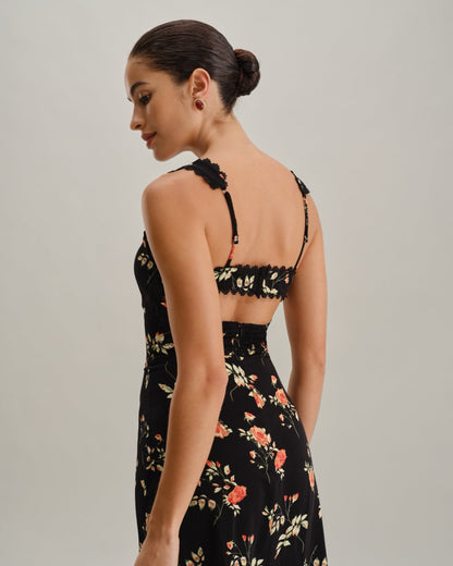 El vestido largo negro con flores, volantes y tirantes finos