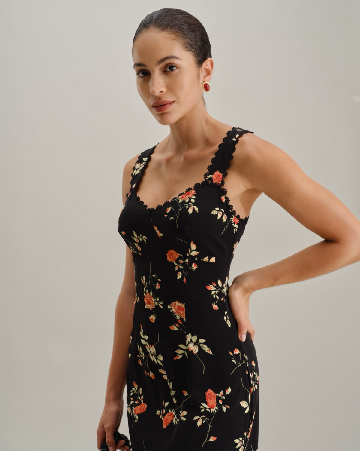 El vestido largo negro con flores, volantes y tirantes finos