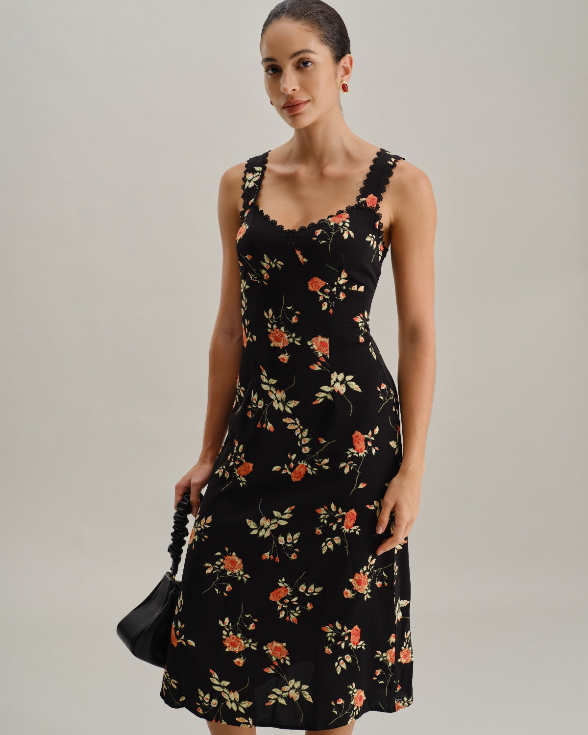 El vestido largo negro con flores, volantes y tirantes finos