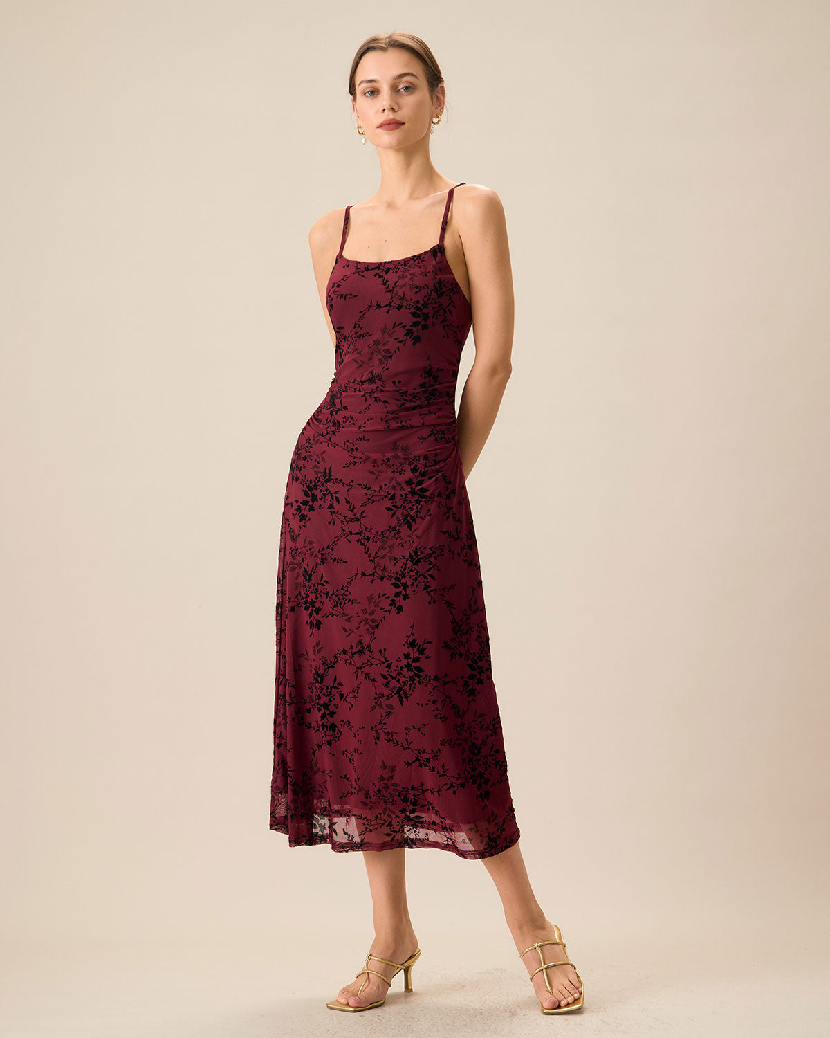 Vestido midi ajustado con patrón de flores rojas