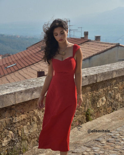 El vestido midi rojo con escote corazón y mangas cap