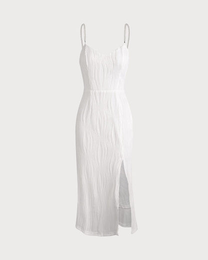 El vestido midi con estructura en ondas y tirantes de perlas