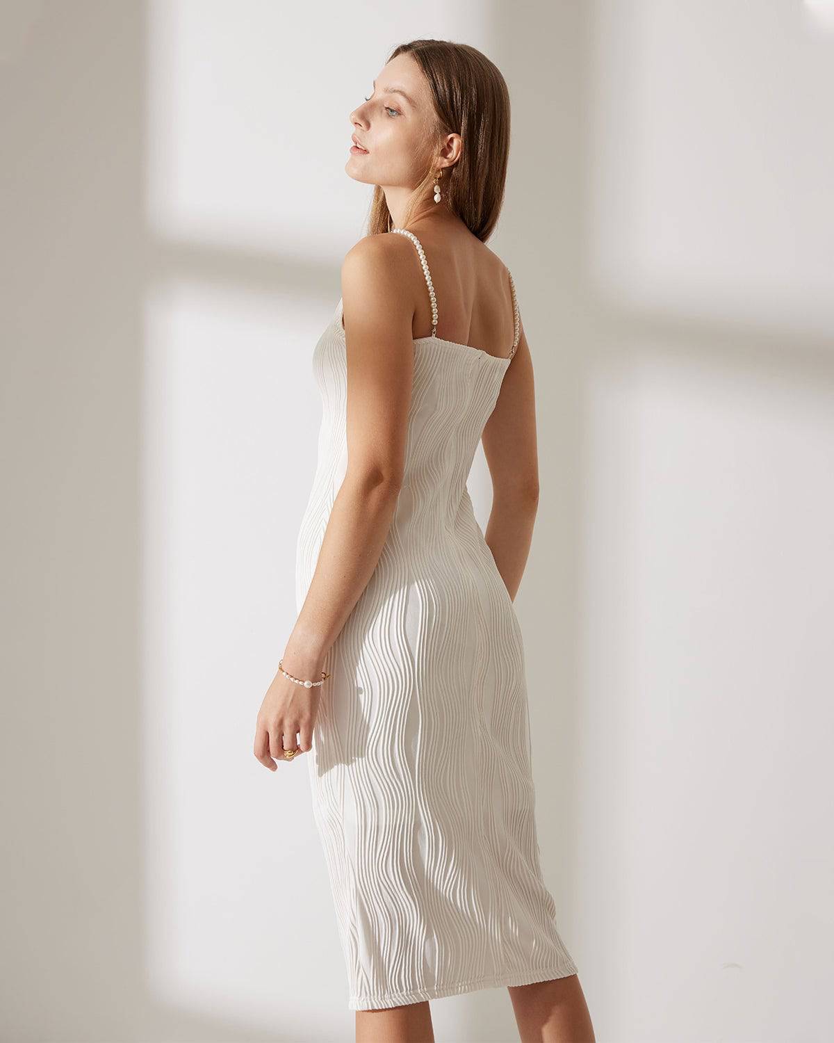 El vestido con tirantes finos y textura de ondas de agua