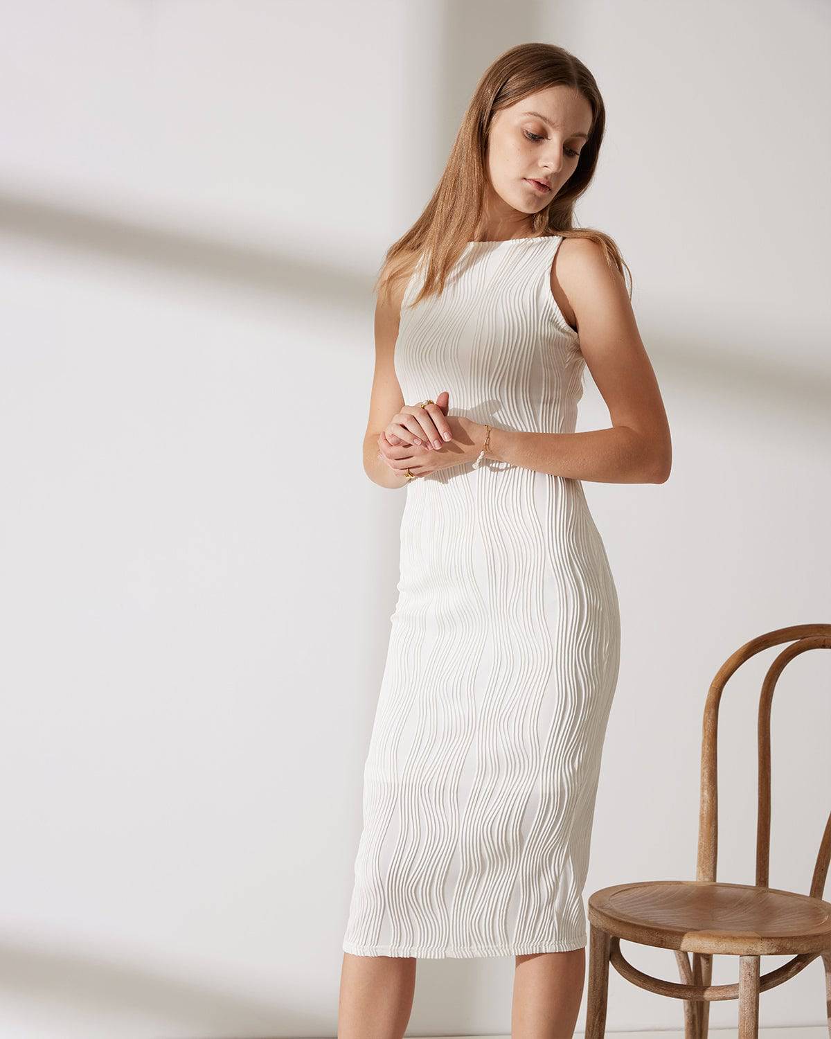 El vestido con tirantes finos y textura de ondas de agua