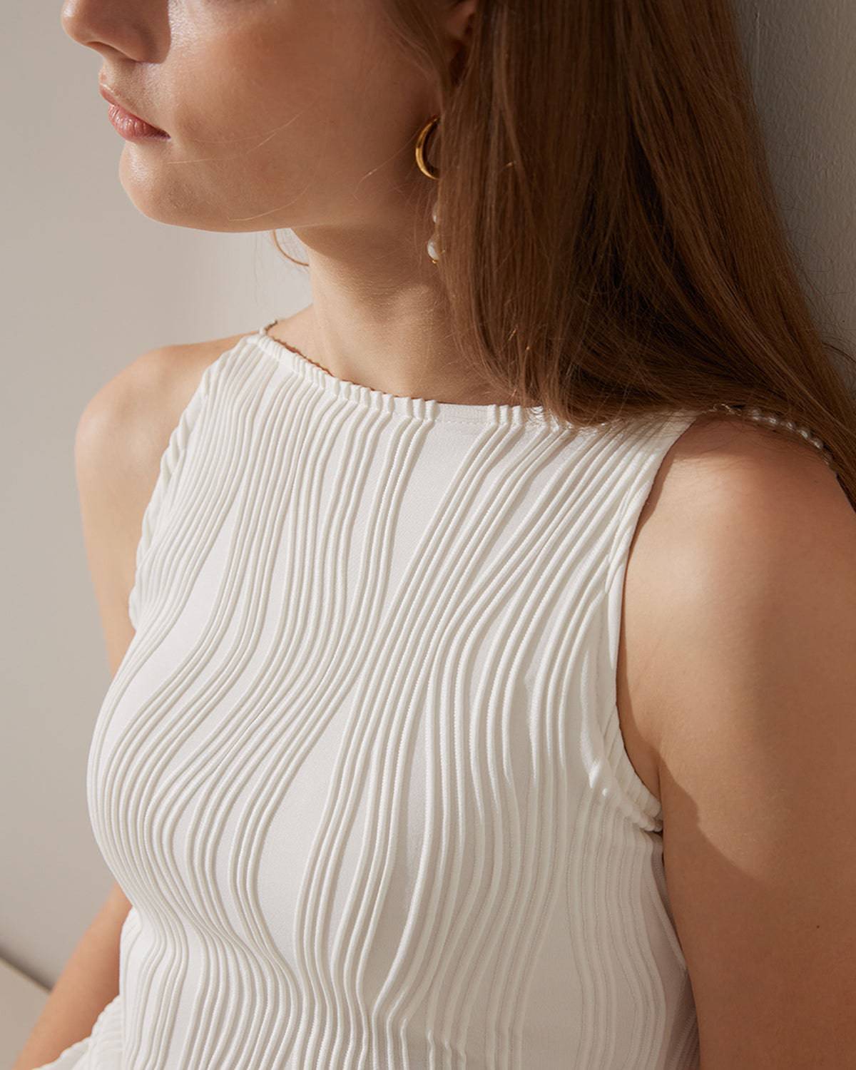 El vestido con tirantes finos y textura de ondas de agua