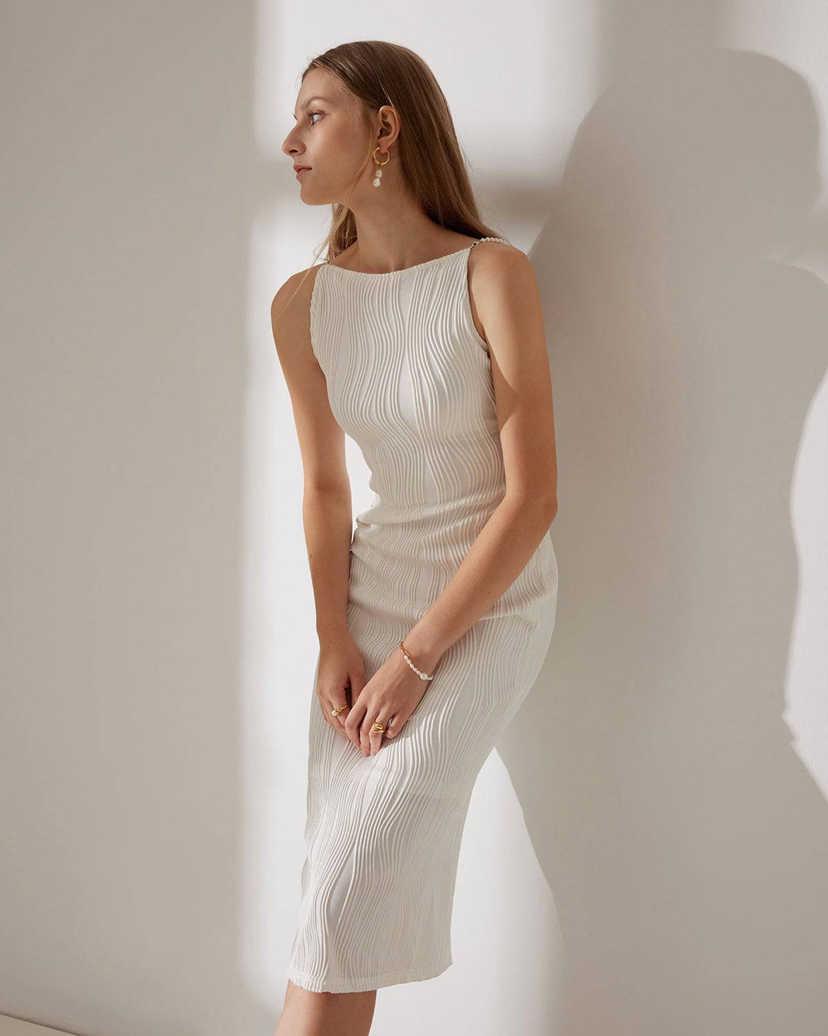 El vestido con tirantes finos y textura de ondas de agua