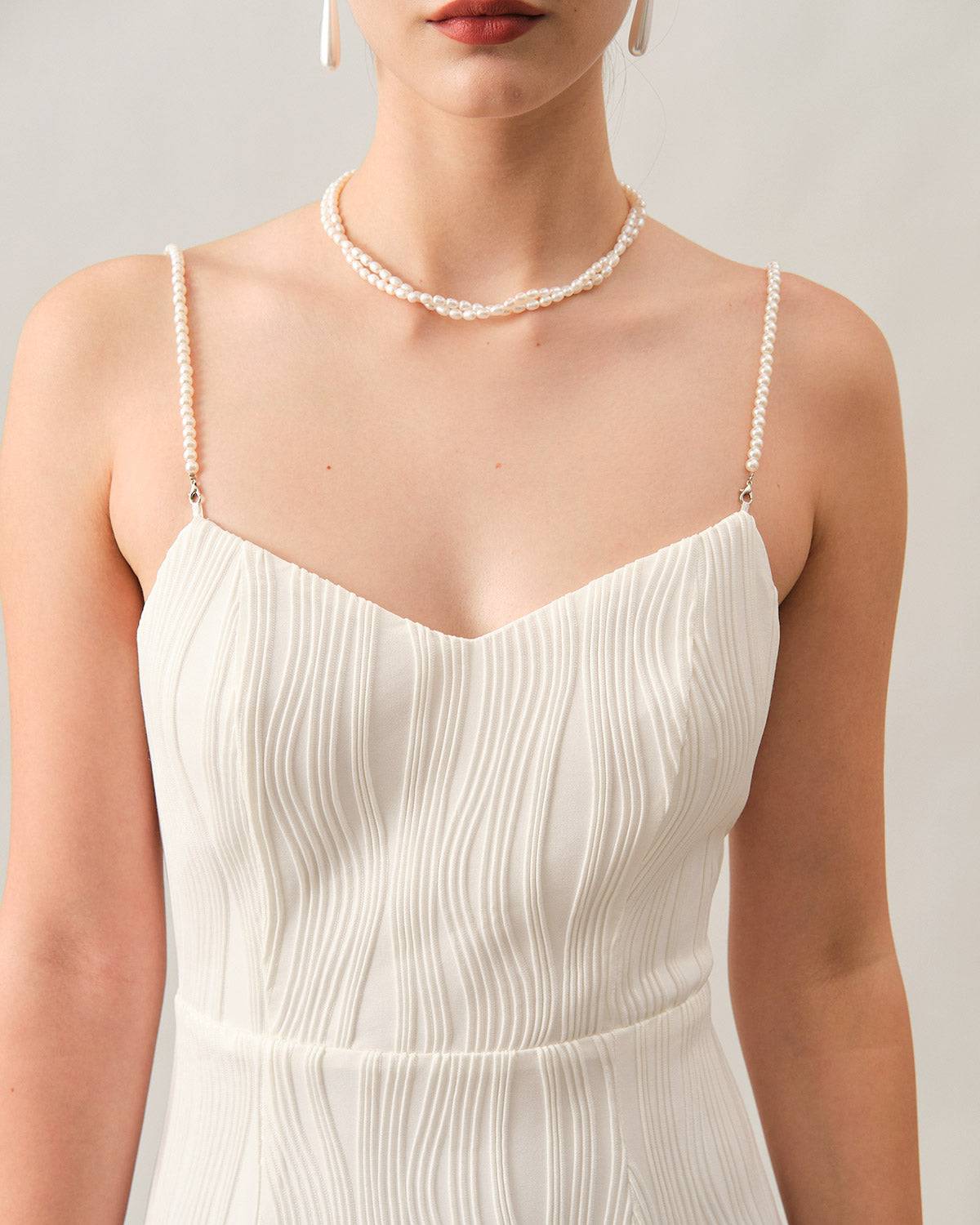 El vestido midi con estructura en ondas y tirantes de perlas
