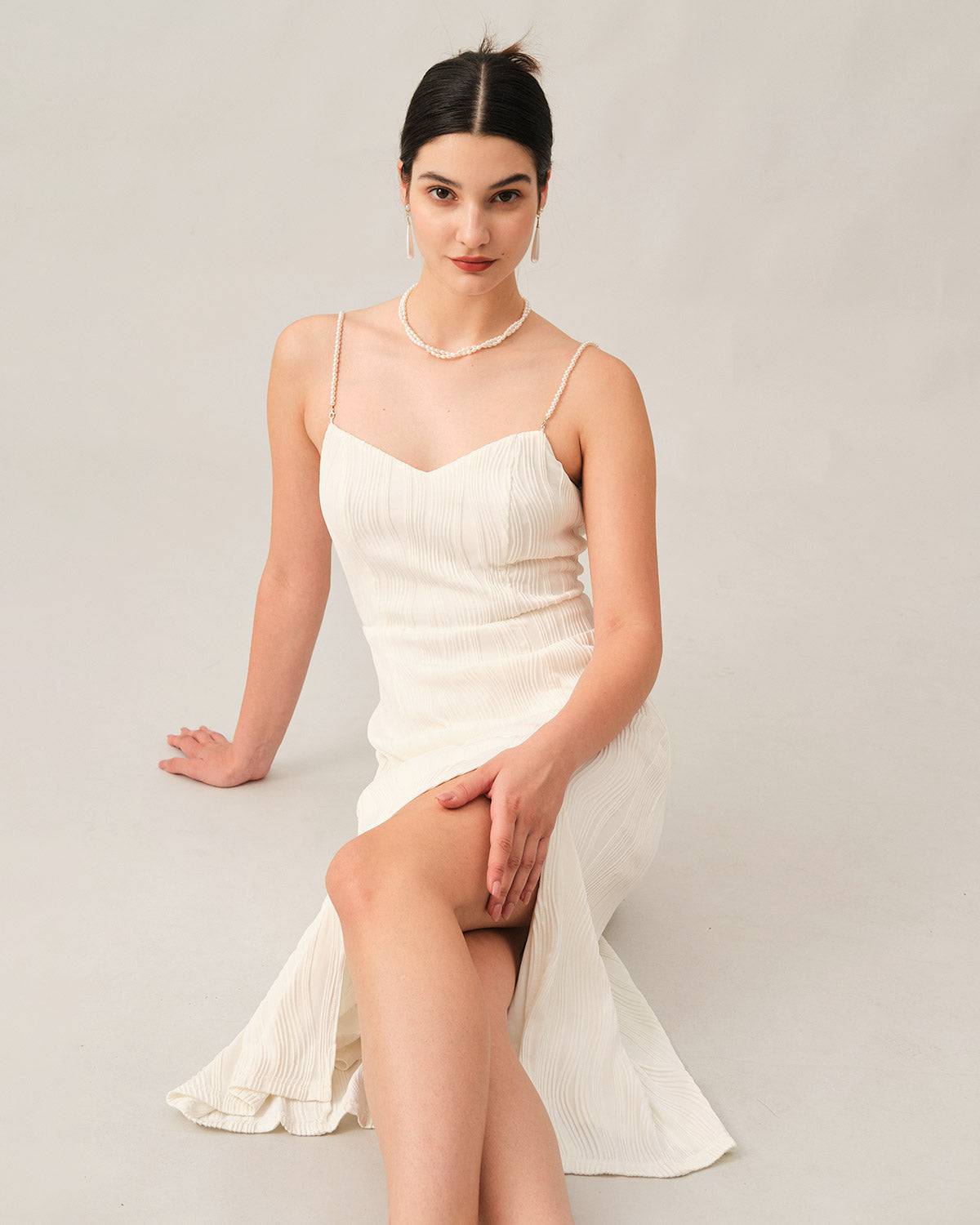 El vestido midi con estructura en ondas y tirantes de perlas