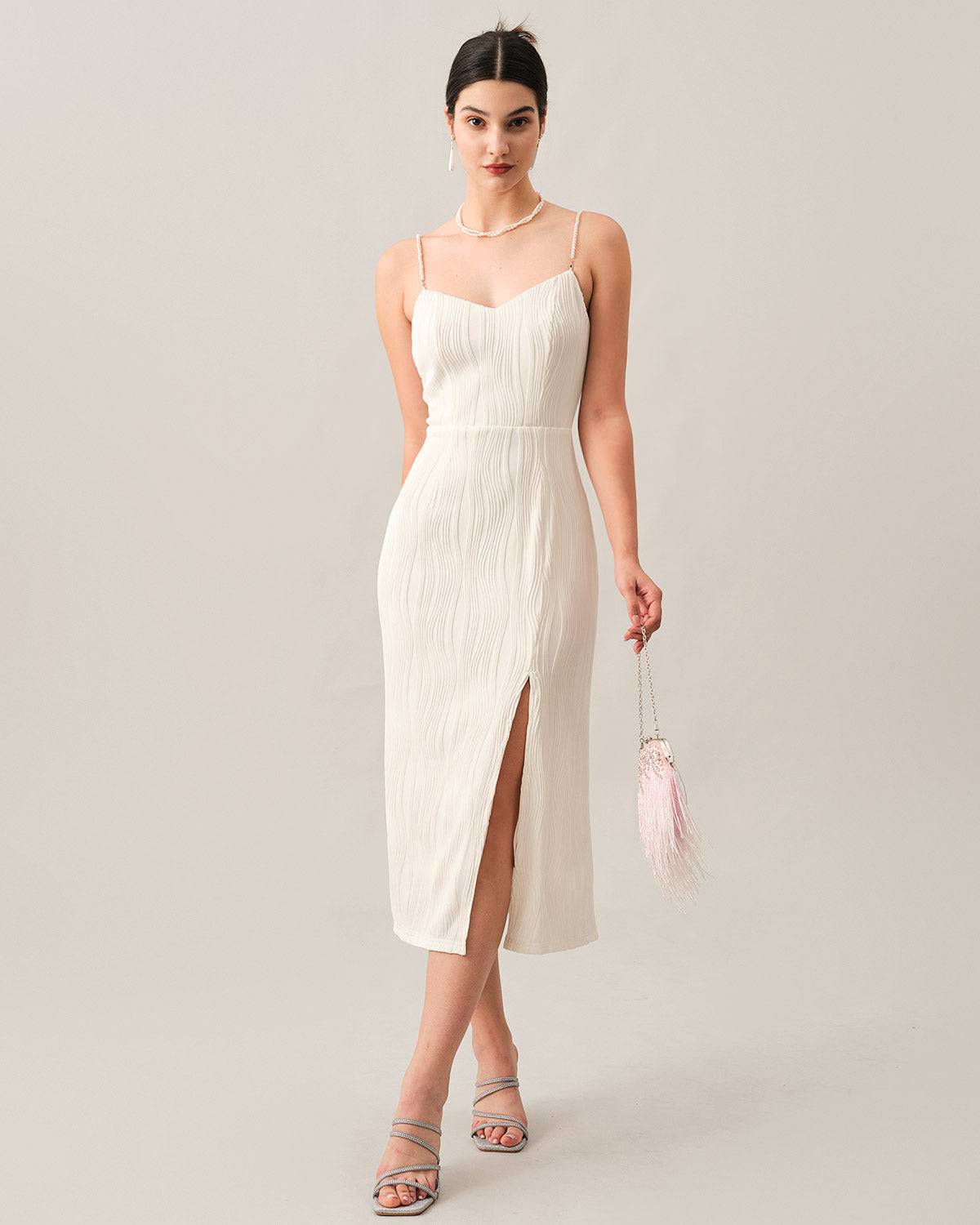 El vestido midi con estructura en ondas y tirantes de perlas
