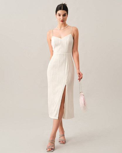El vestido midi con estructura en ondas y tirantes de perlas