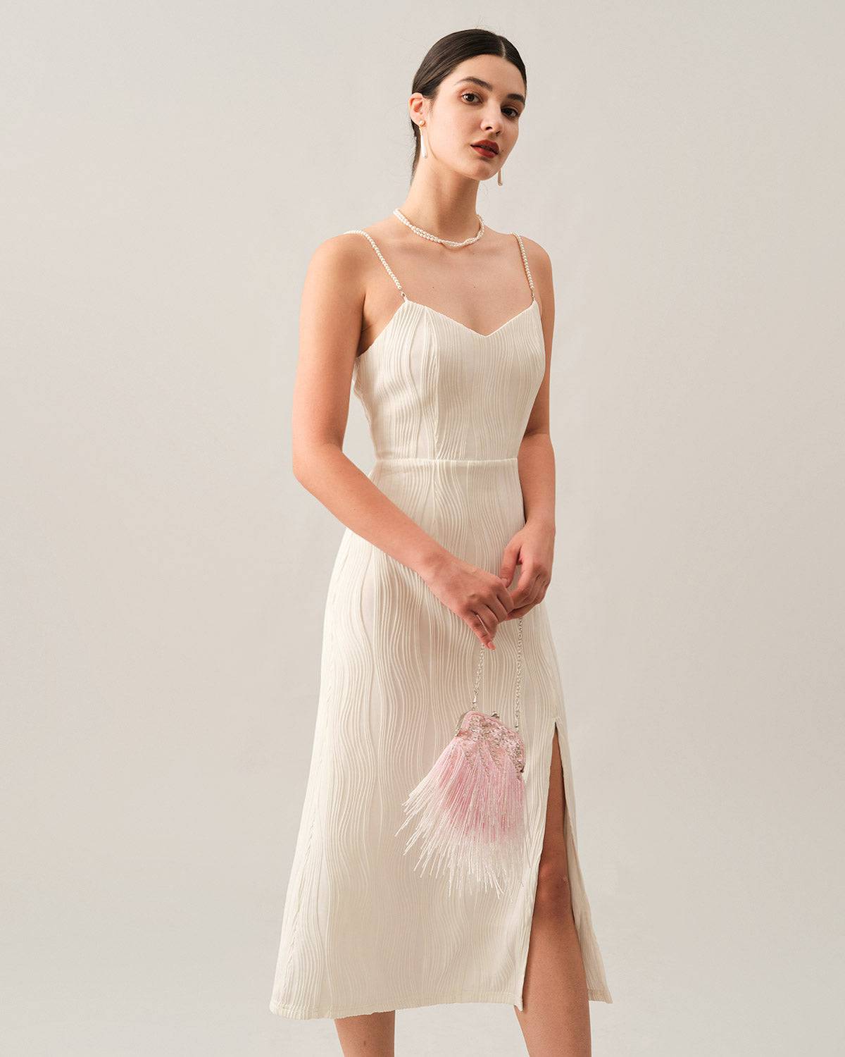 El vestido midi con estructura en ondas y tirantes de perlas