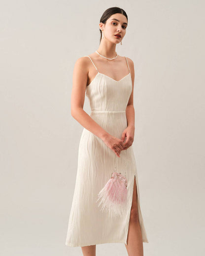 El vestido midi con estructura en ondas y tirantes de perlas