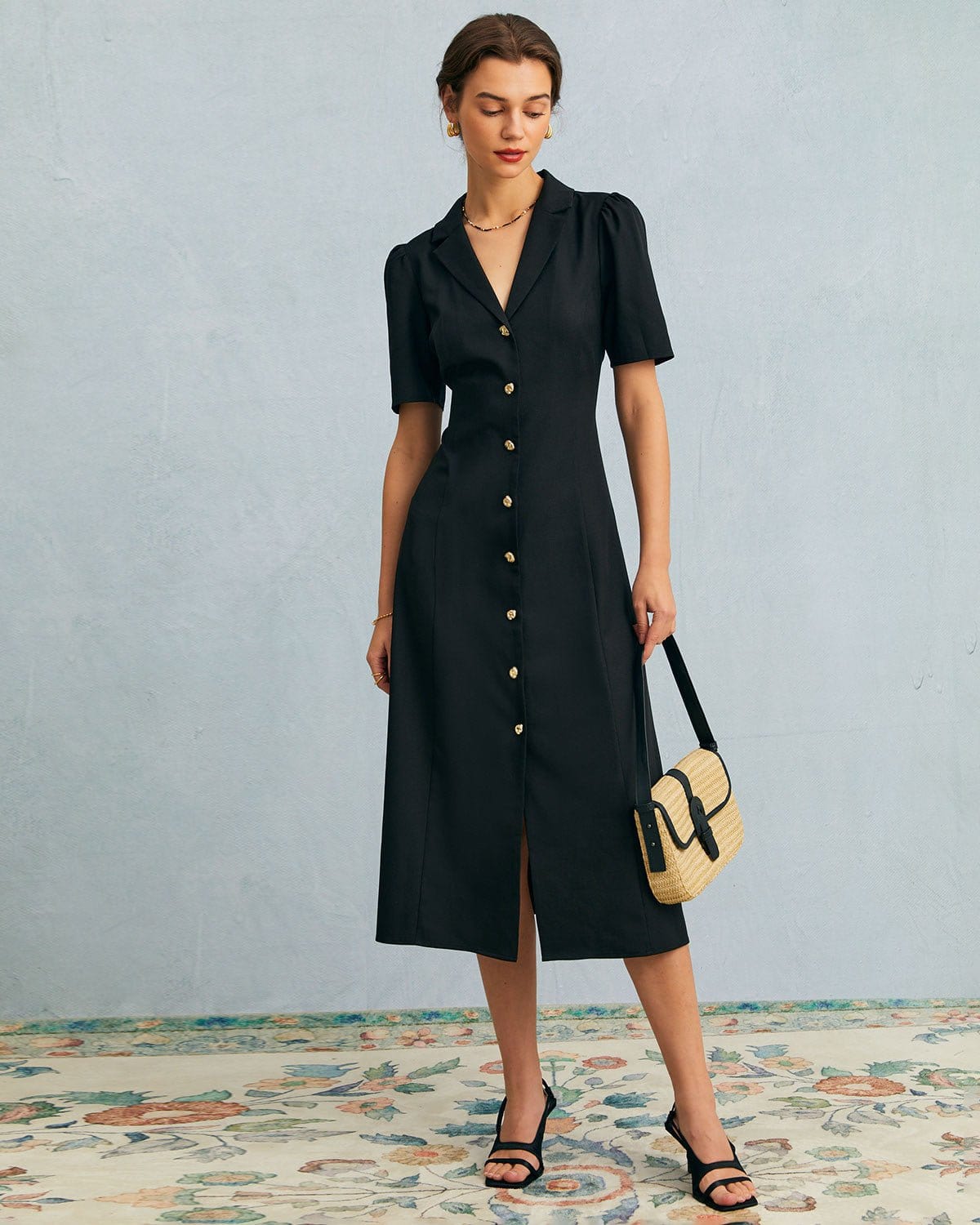 El vestido midi negro con escote en V, botones y mangas abullonadas