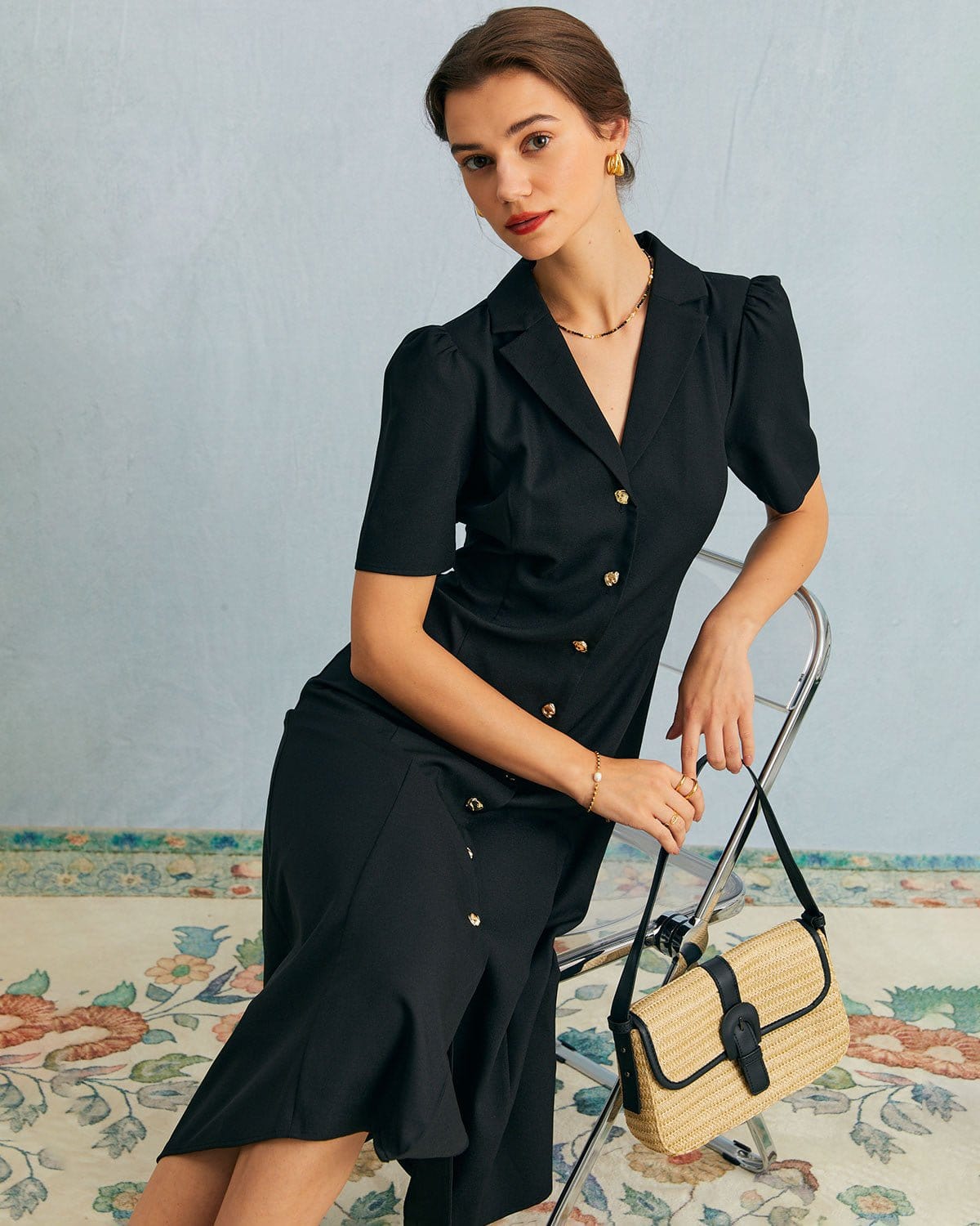 El vestido midi negro con escote en V, botones y mangas abullonadas