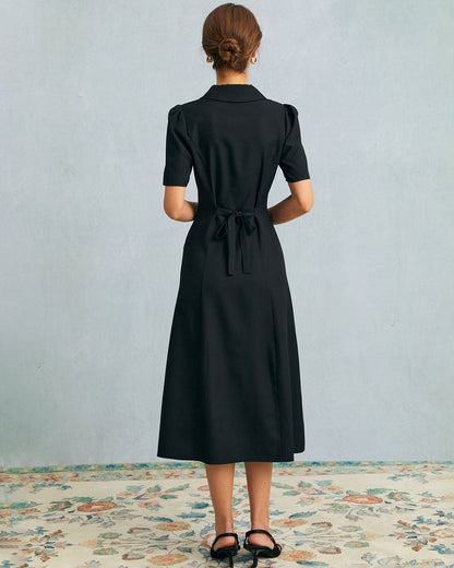 El vestido midi negro con escote en V, botones y mangas abullonadas