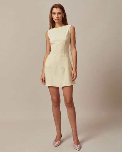 El vestido corto amarillo con escote tipo barco y recortes