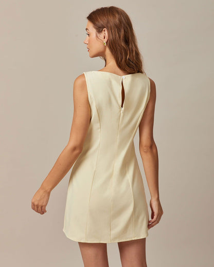 El vestido corto amarillo con escote tipo barco y recortes