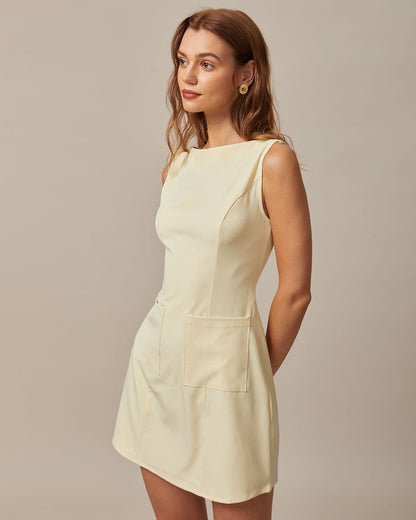 El vestido corto amarillo con escote tipo barco y recortes