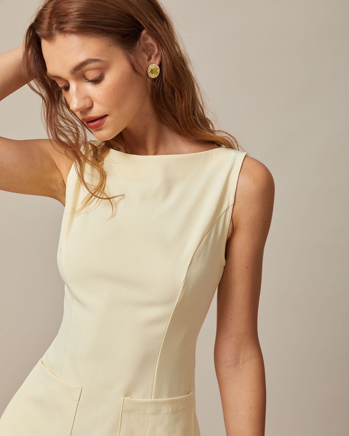 El vestido corto amarillo con escote tipo barco y recortes