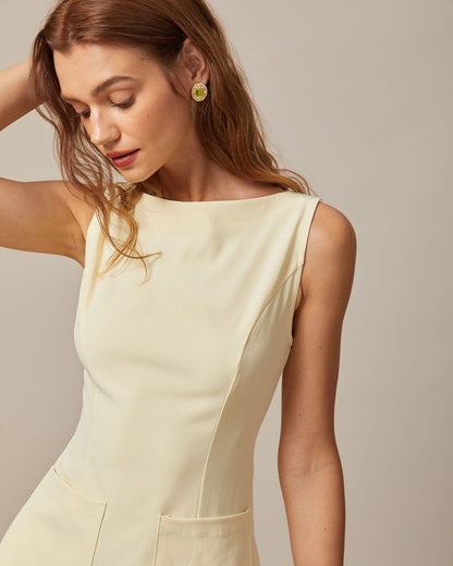 El vestido corto amarillo con escote tipo barco y recortes