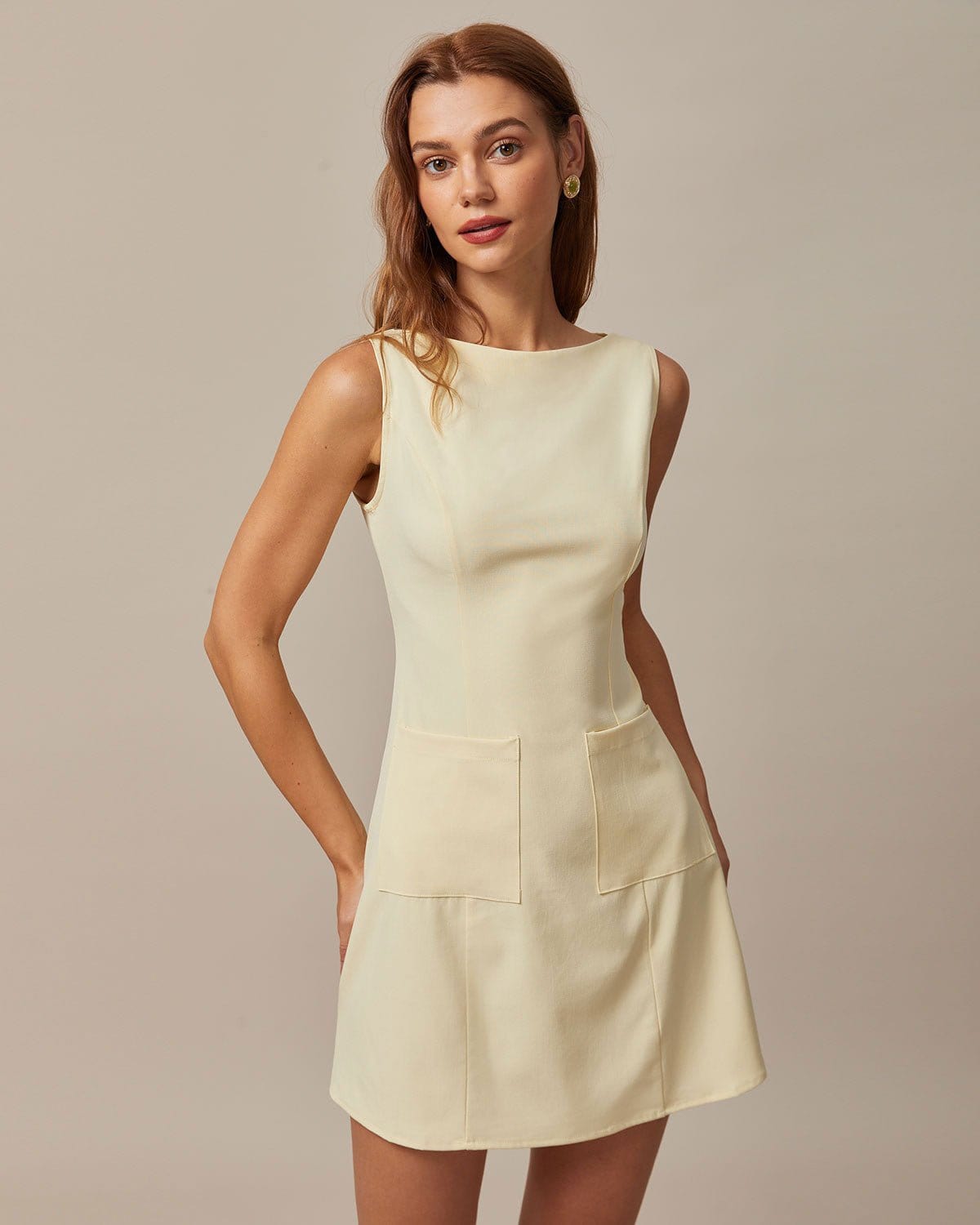 El vestido corto amarillo con escote tipo barco y recortes