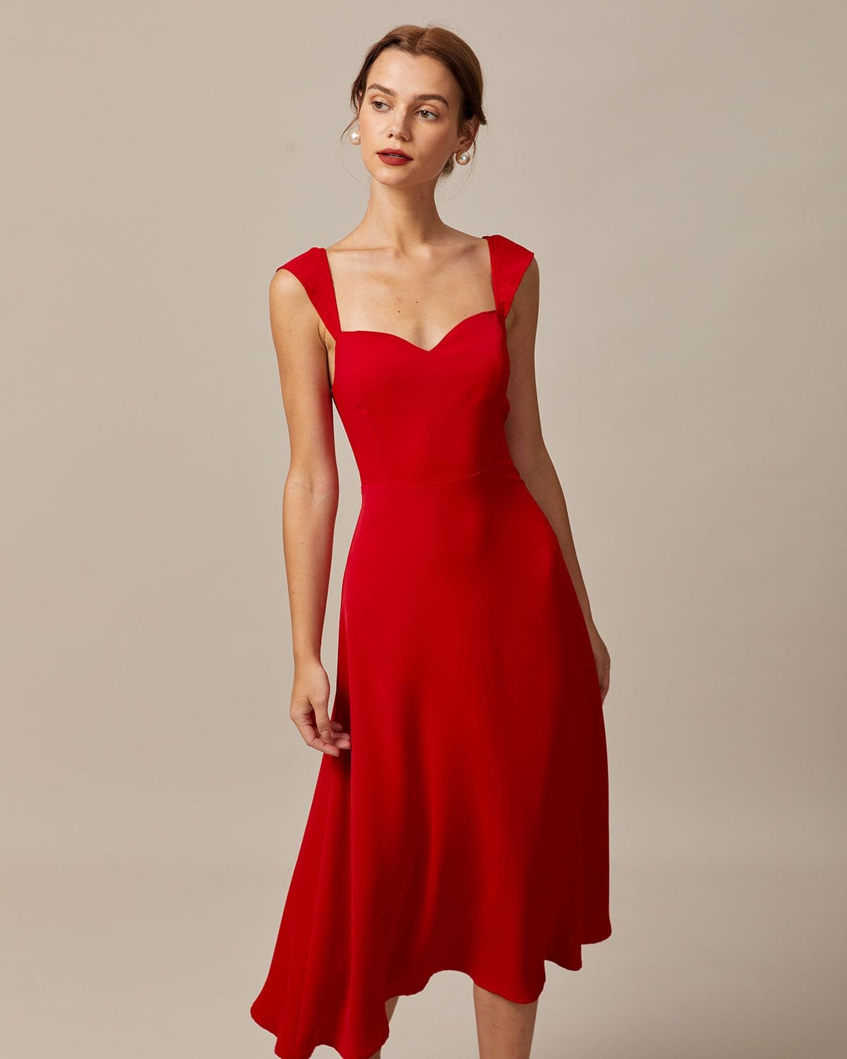 El vestido midi rojo con escote corazón y mangas cap