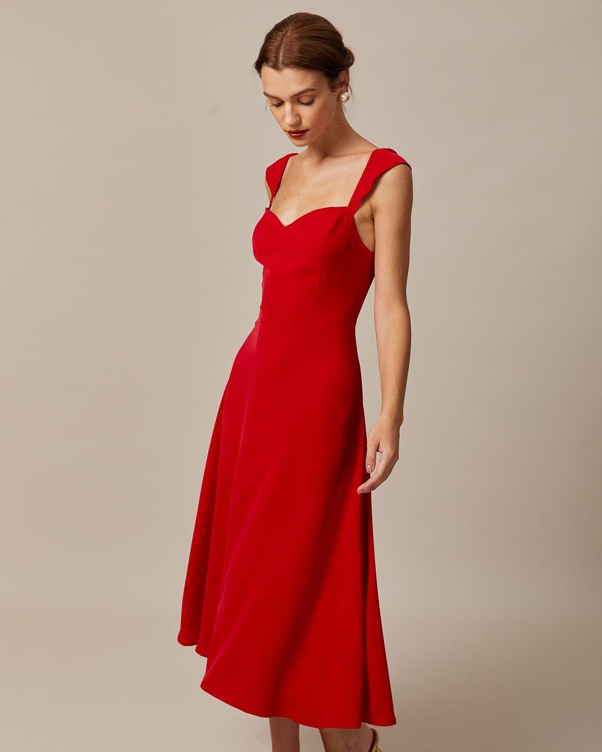 El vestido midi rojo con escote corazón y mangas cap