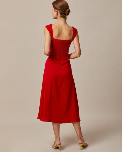 El vestido midi rojo con escote corazón y mangas cap