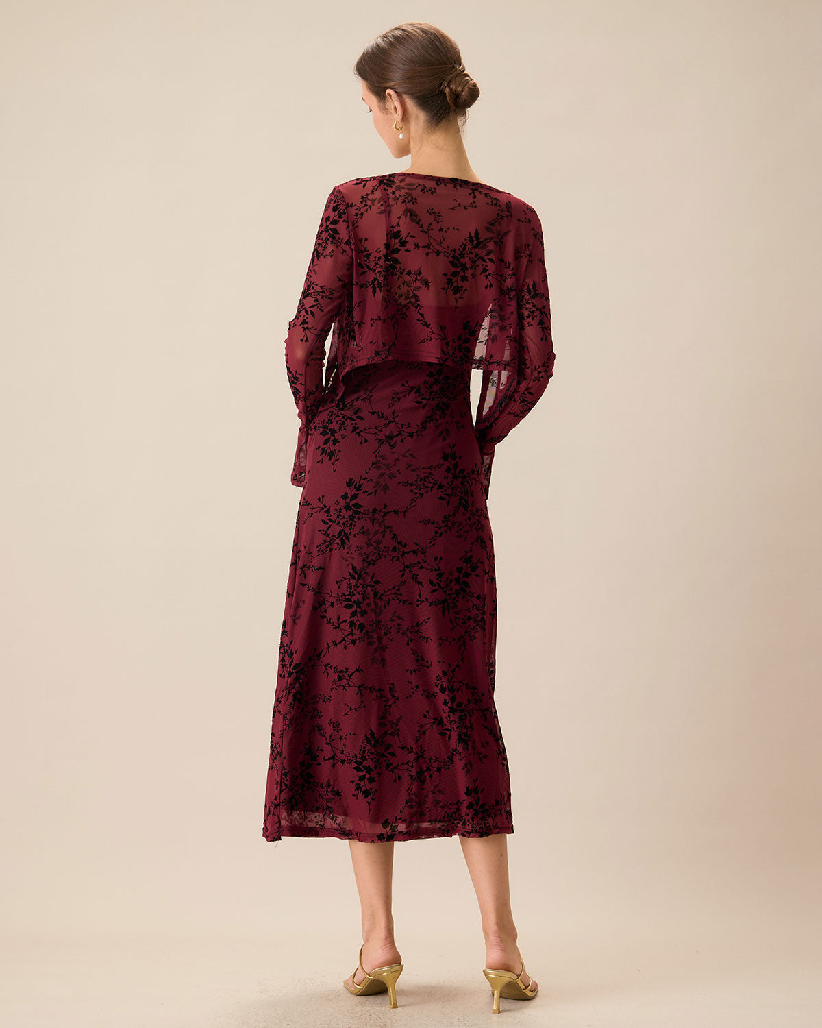 Vestido midi ajustado con patrón de flores rojas