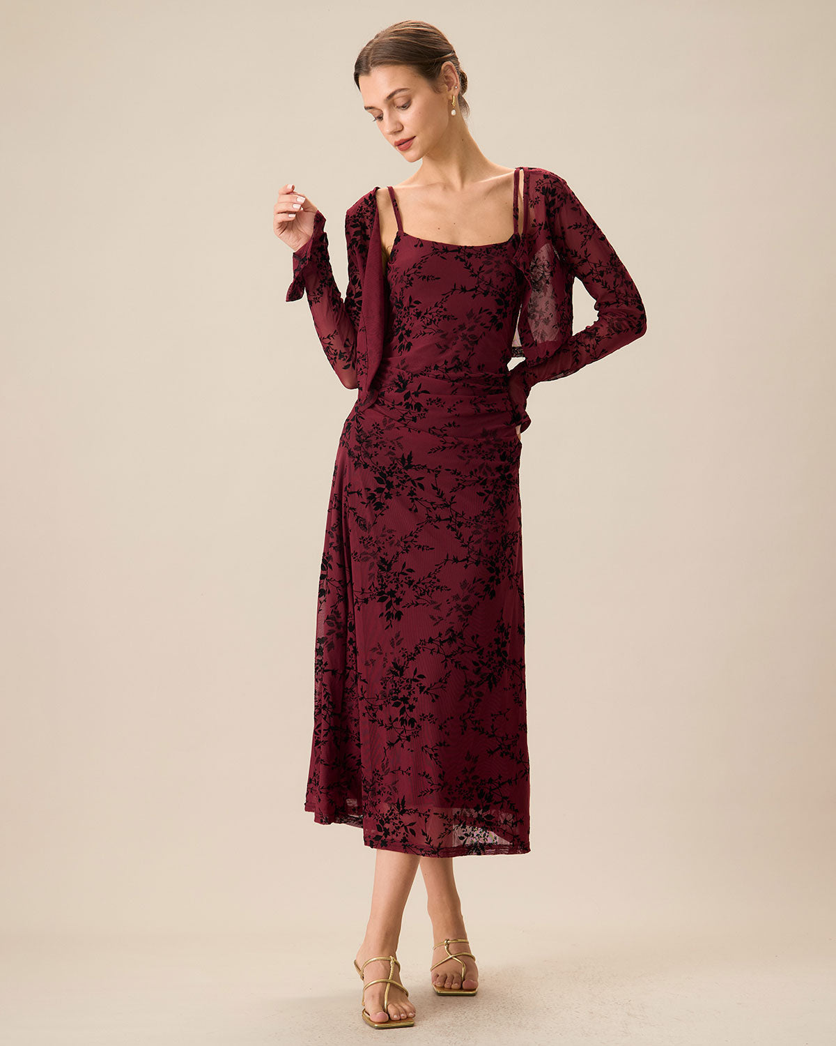 Vestido midi ajustado con patrón de flores rojas