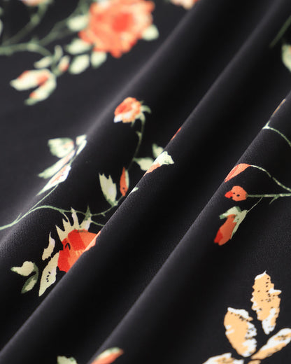 El vestido largo negro con flores, volantes y tirantes finos