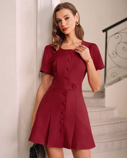 El vestido mini rojo con escote en U y corte en A