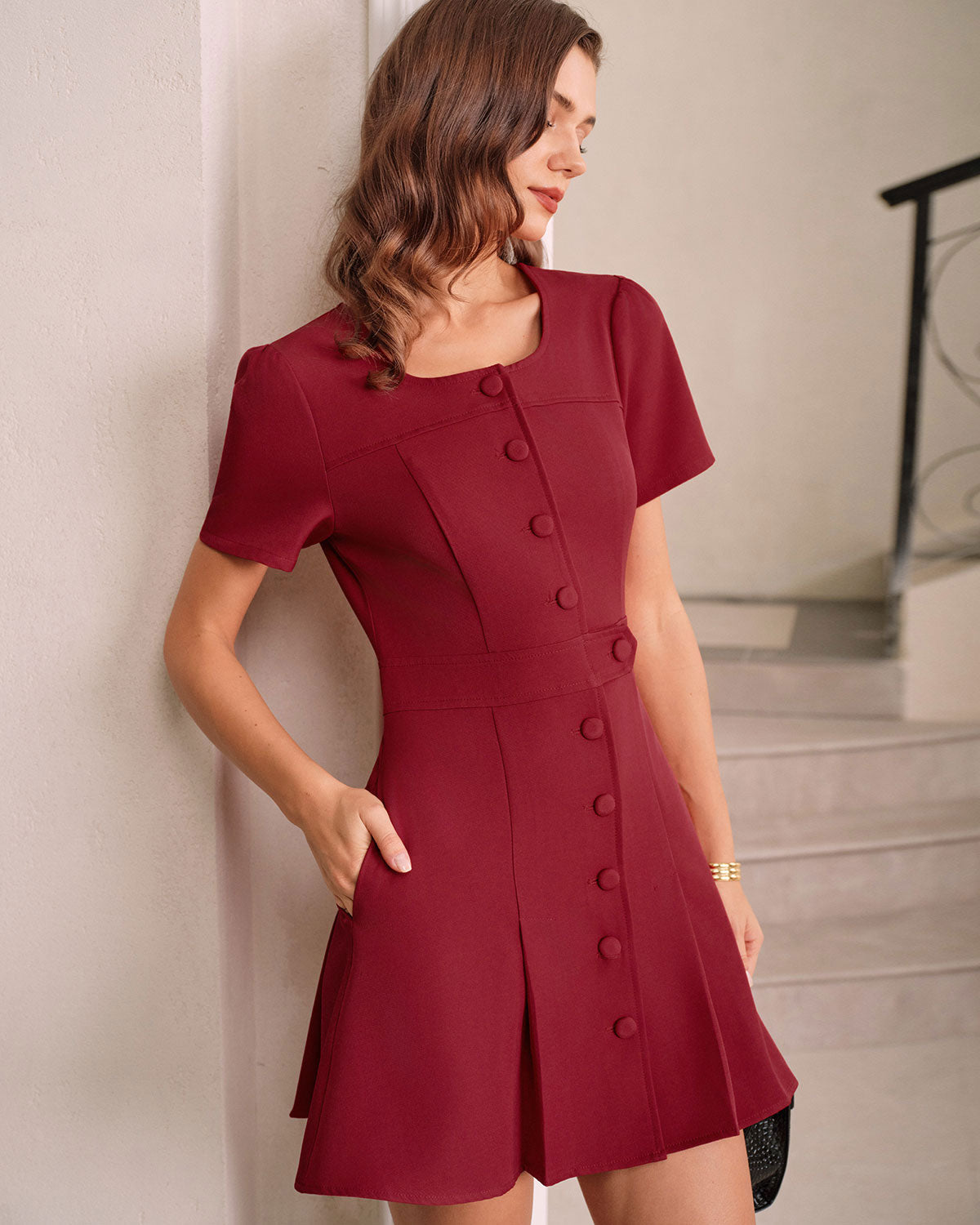 El vestido mini rojo con escote en U y corte en A