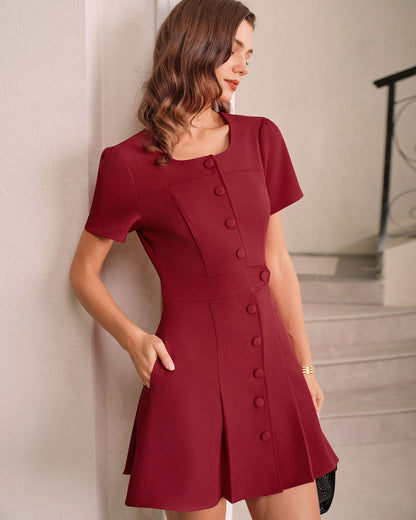 El vestido mini rojo con escote en U y corte en A
