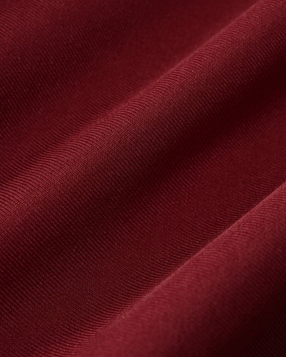 El vestido mini rojo con escote en U y corte en A