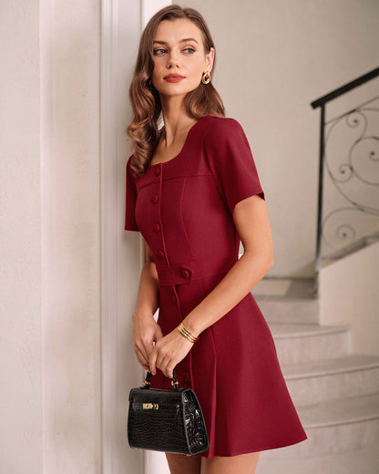 El vestido mini rojo con escote en U y corte en A