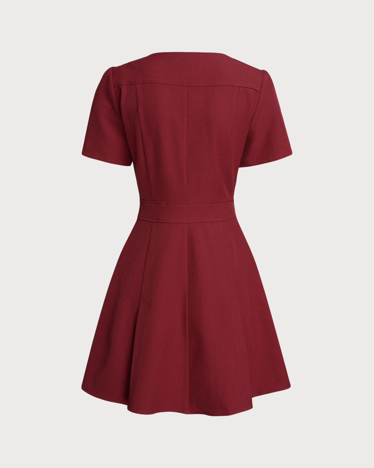El vestido mini rojo con escote en U y corte en A
