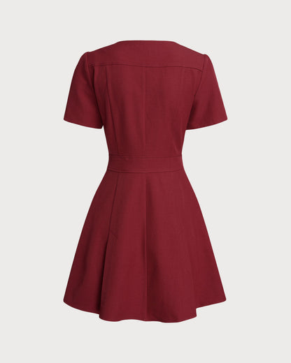 El vestido mini rojo con escote en U y corte en A