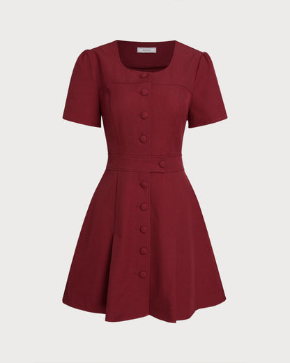 El vestido mini rojo con escote en U y corte en A